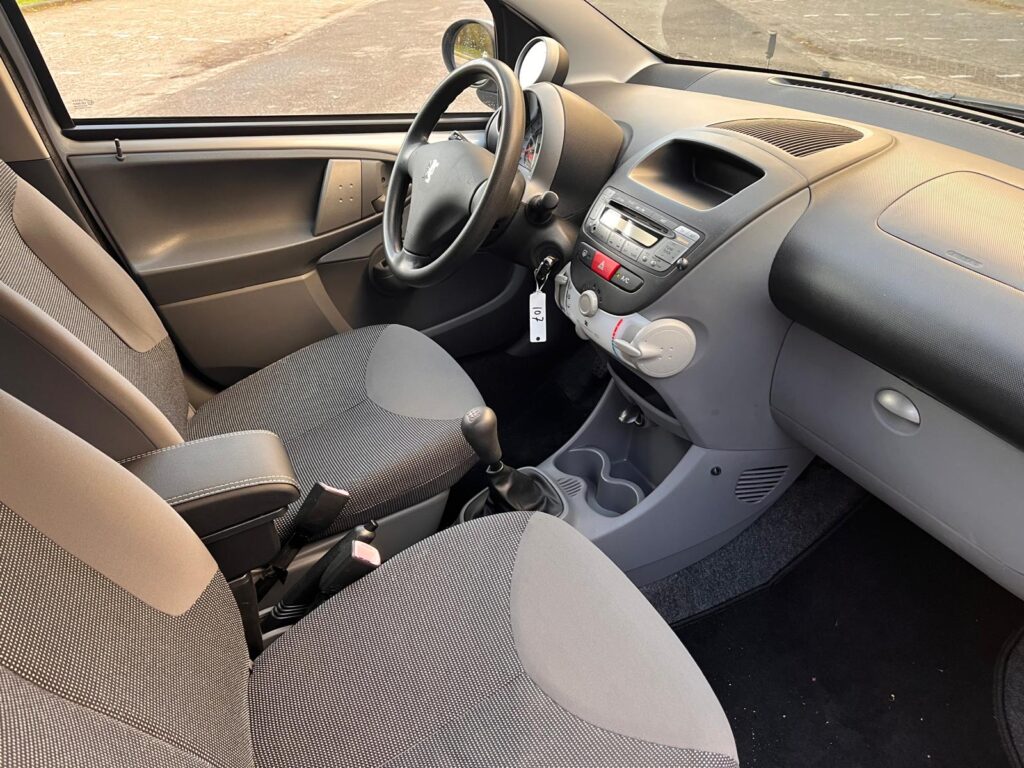 11 Peugeot 107