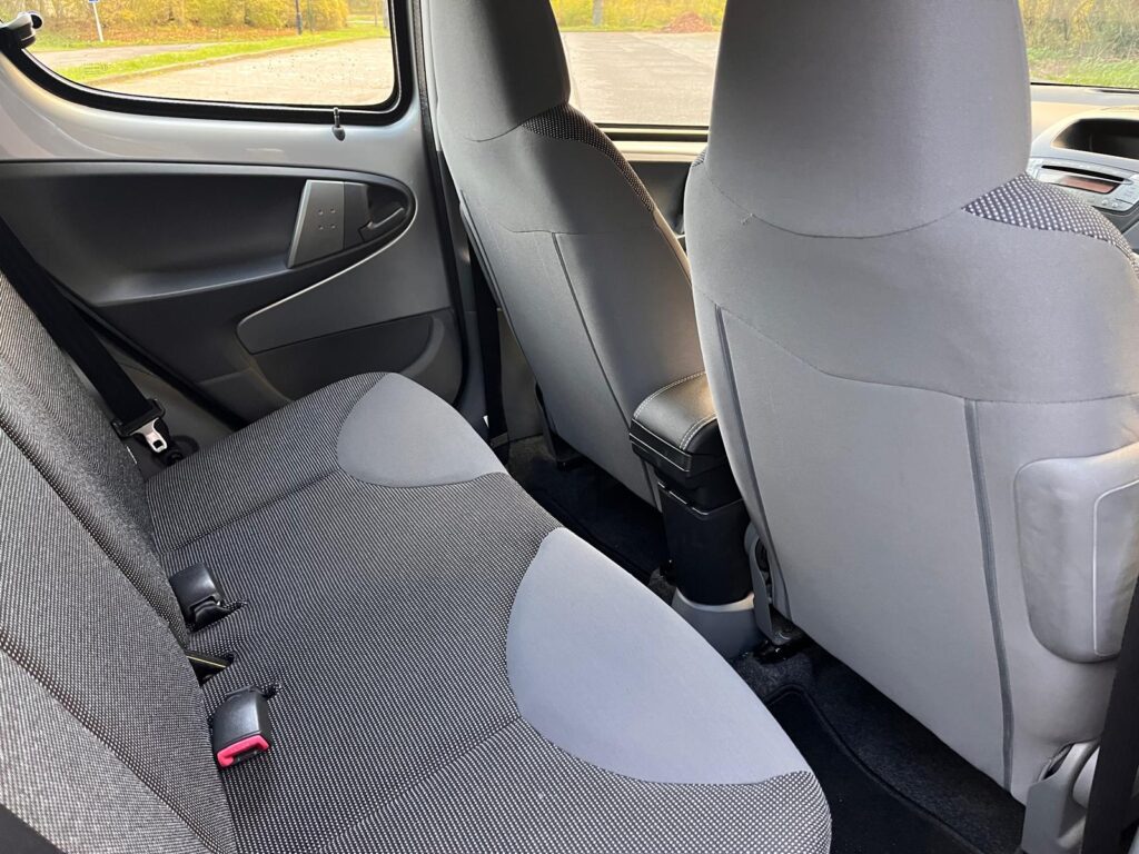 12 Peugeot 107